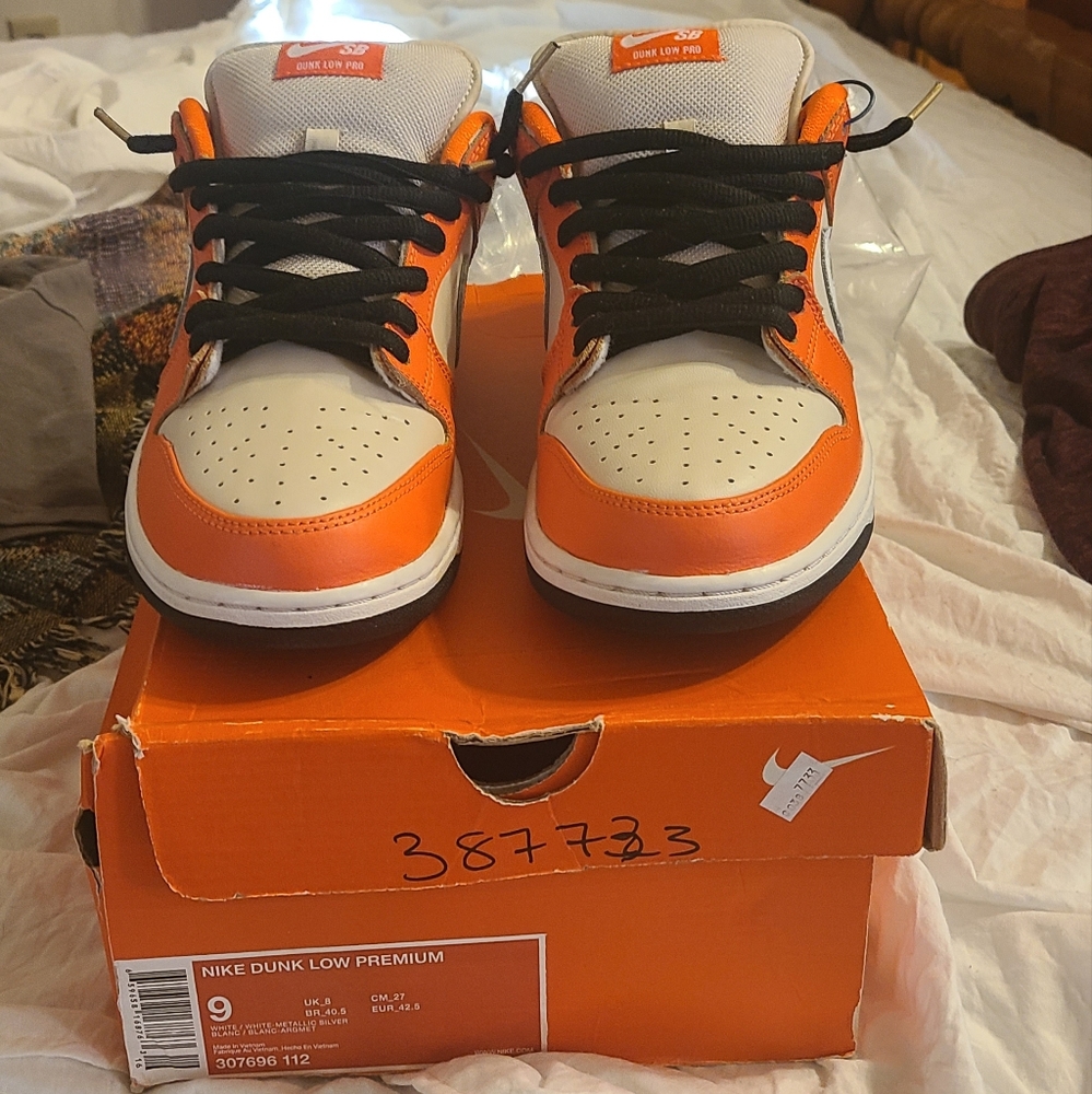 Nike Sneakers in Orange and White with Classic Athletic Design